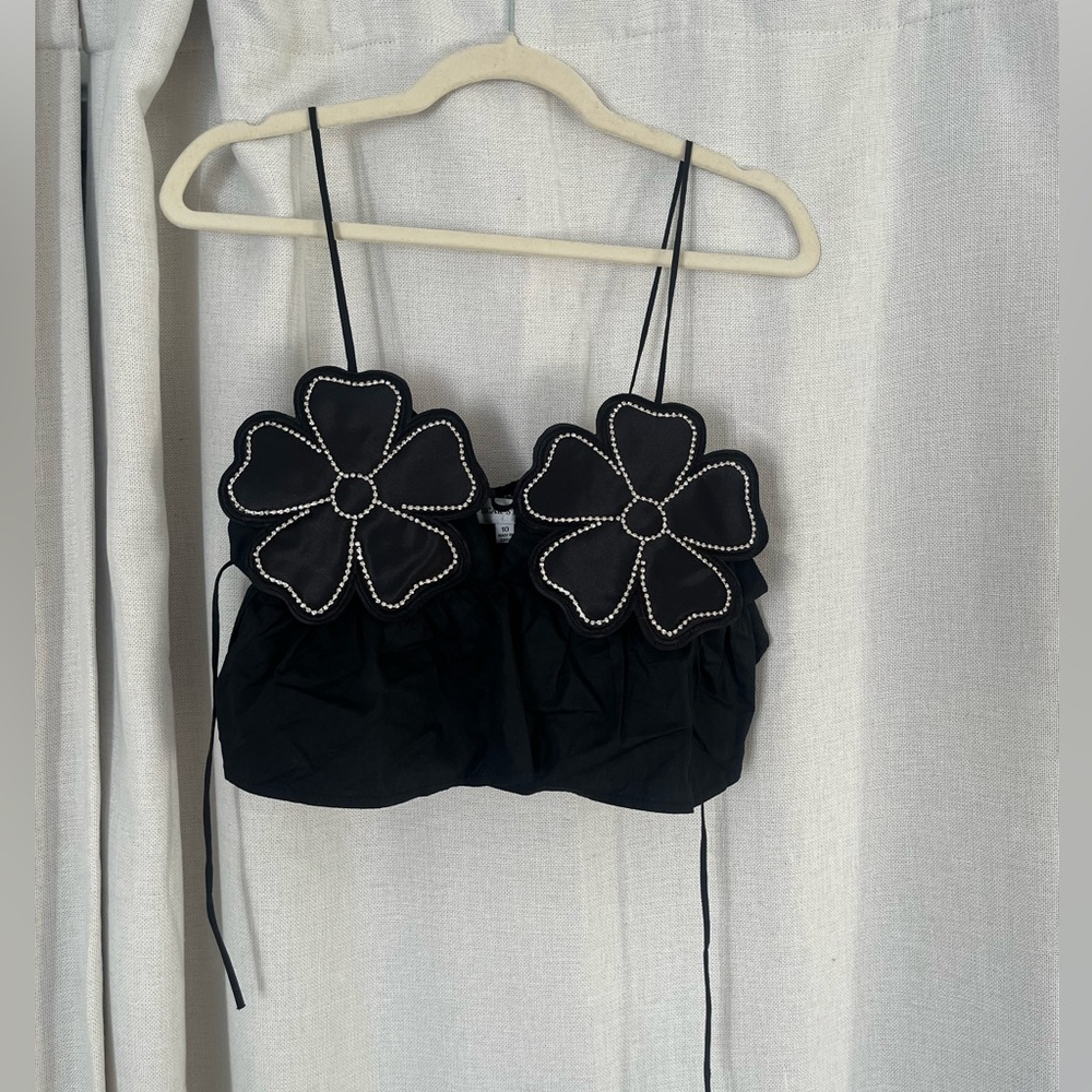 Cropped flower detail top